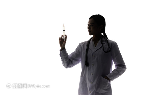 手持针筒的女性医生剪影 传递守护与健康的无声力量